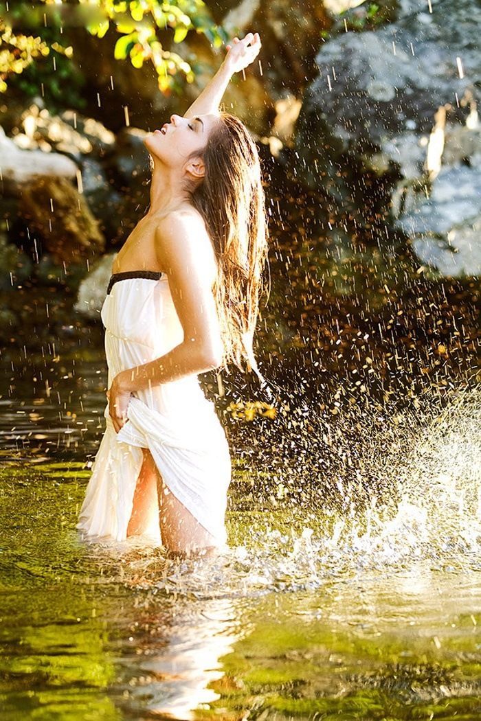 Marie Avgeropoulos in Iquitos