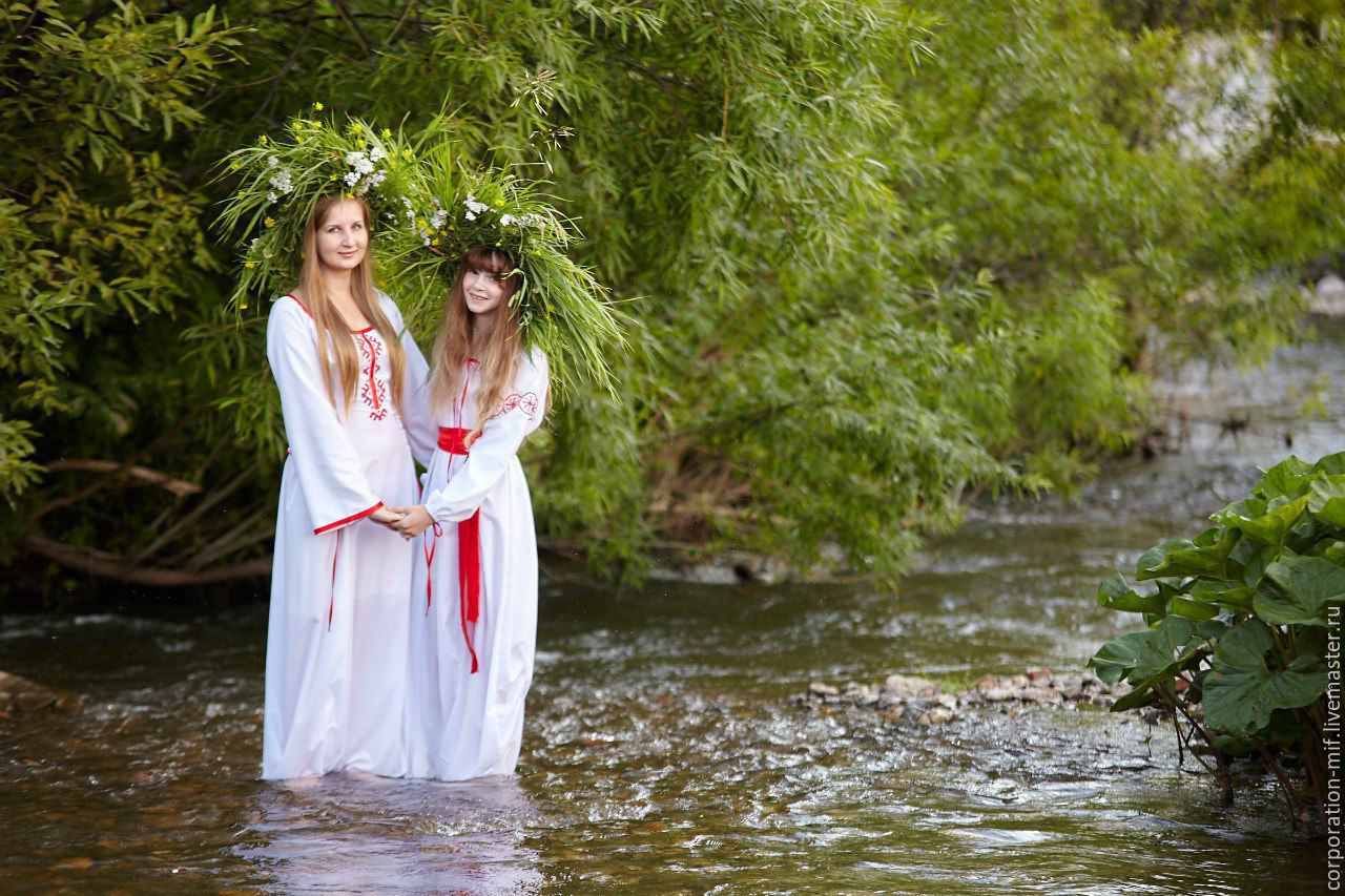 Women in Slavic costumes in Iquitos