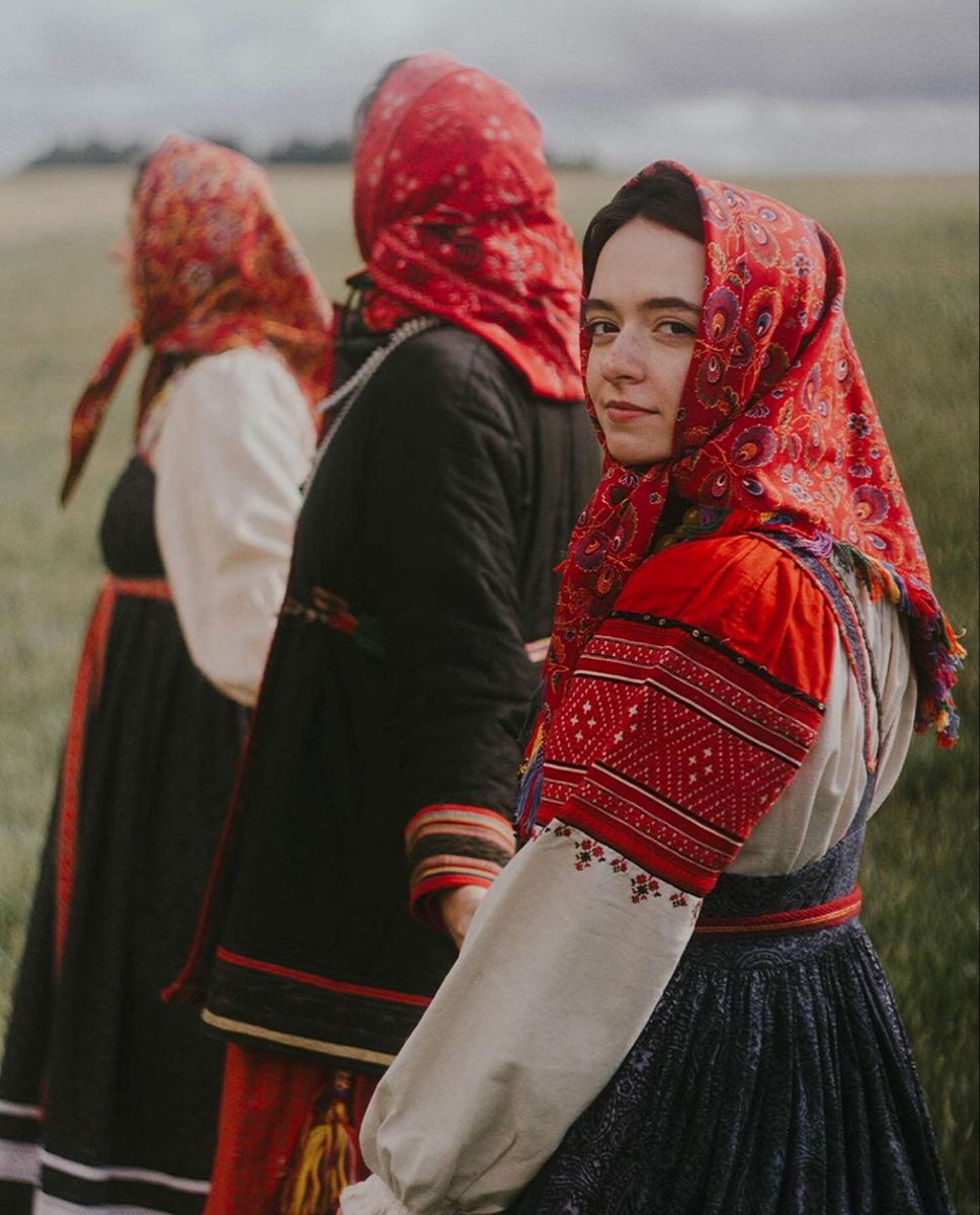 Women in Slavic costumes in Iquitos
