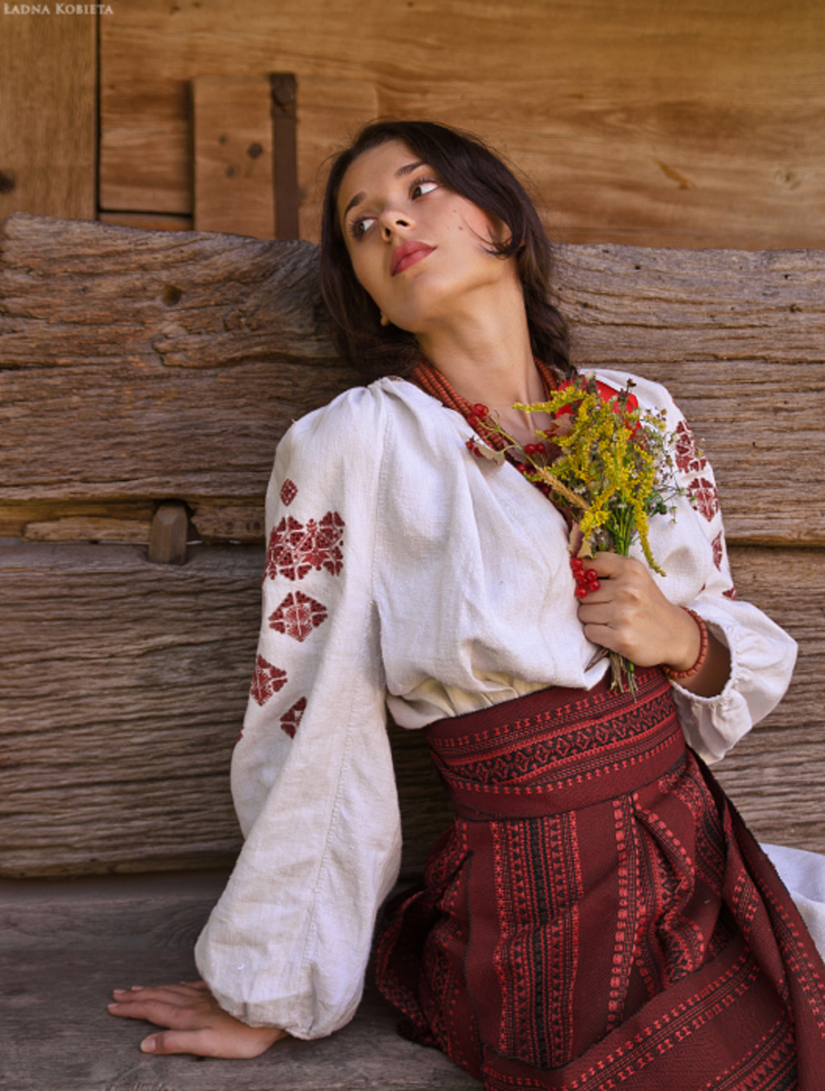 Girls in Slavic costumes in Iquitos