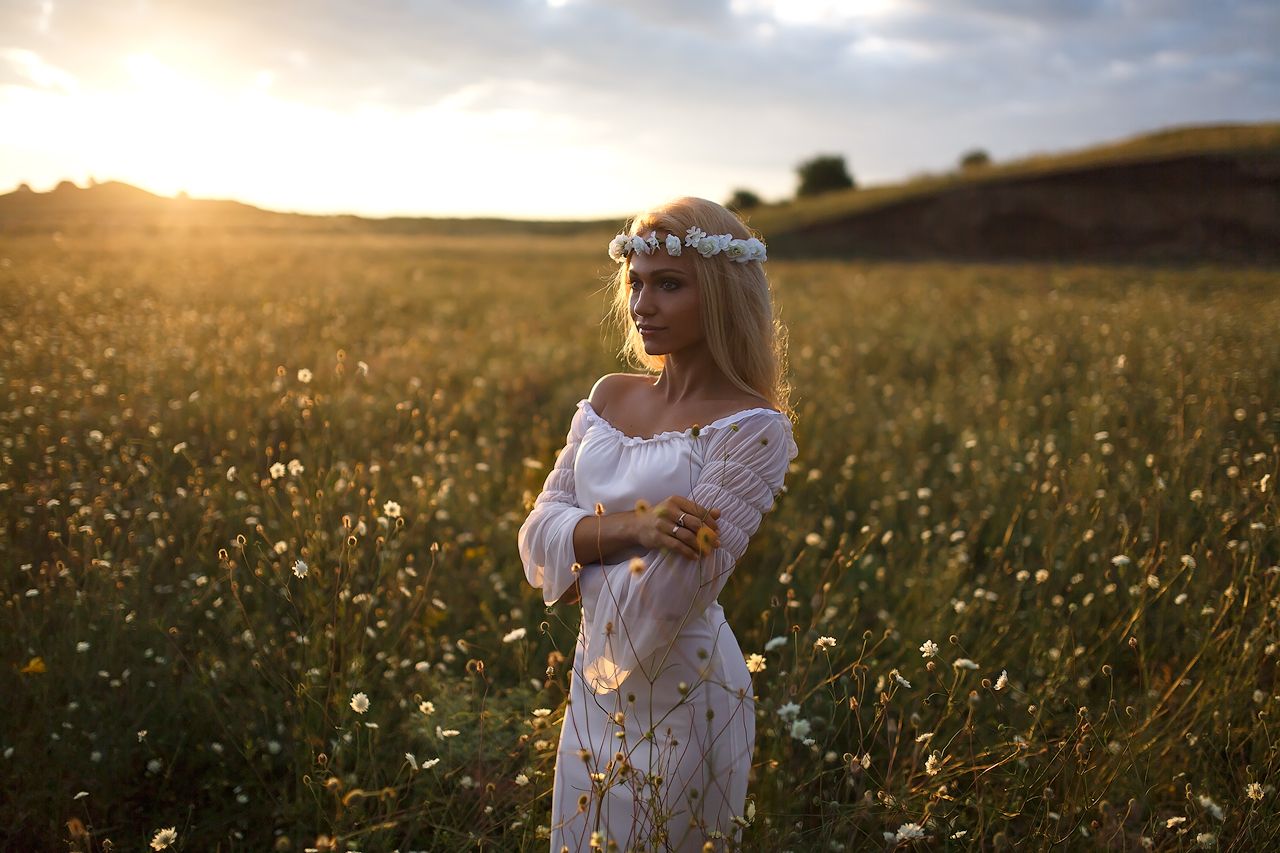 Girls in Slavic costumes in Iquitos