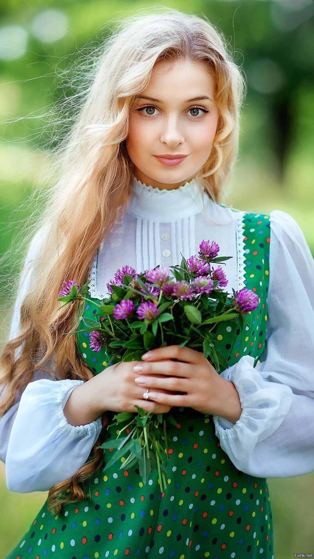 Girls in Slavic costumes in Iquitos