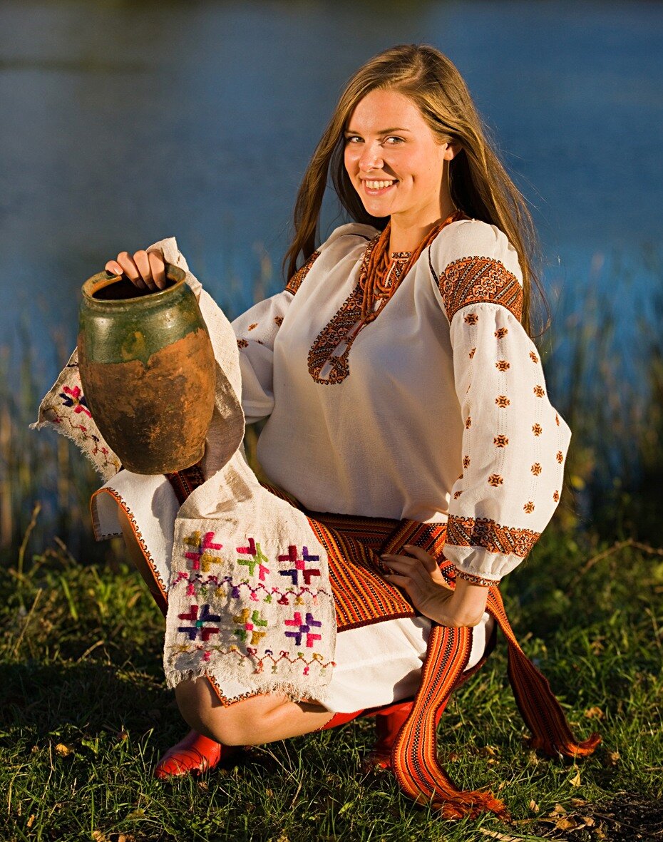 Girls in Slavic costumes in Iquitos